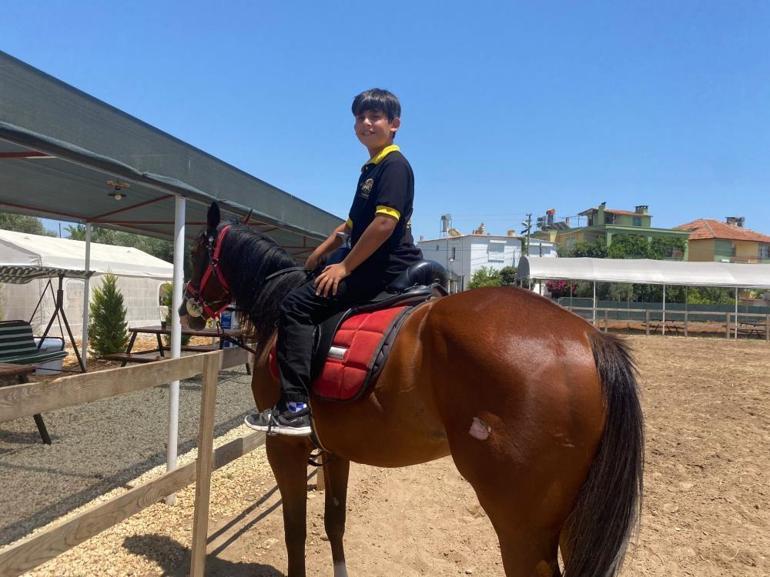 Antalyada at sırtında karne töreni Dört nala koşarak okula gitti