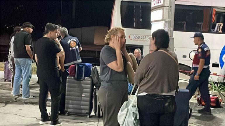 Sakaryada faciaya ramak kala Yolcü otobüsü TIRa çarptı: 12 kişi yaralandı