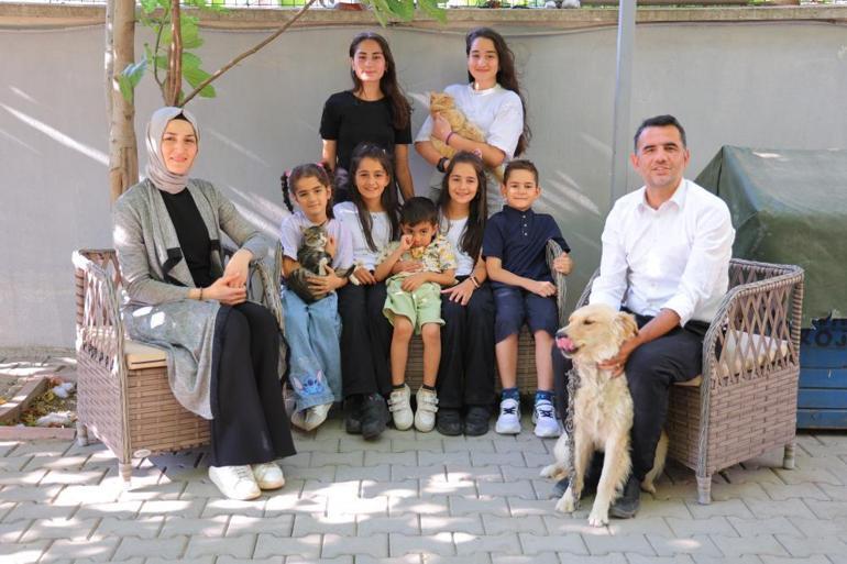 Bakanı bile tebessüm ettirdiler: Türkiye bu aileyi konuşacak Kahramanmaraşta 7 çocuklu öğretmen aile herkesi büyüledi