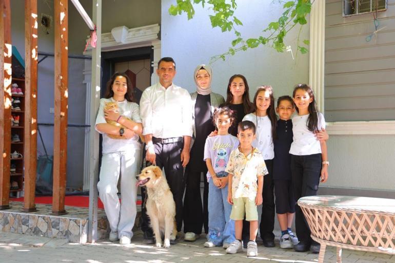 Bakanı bile tebessüm ettirdiler: Türkiye bu aileyi konuşacak Kahramanmaraşta 7 çocuklu öğretmen aile herkesi büyüledi