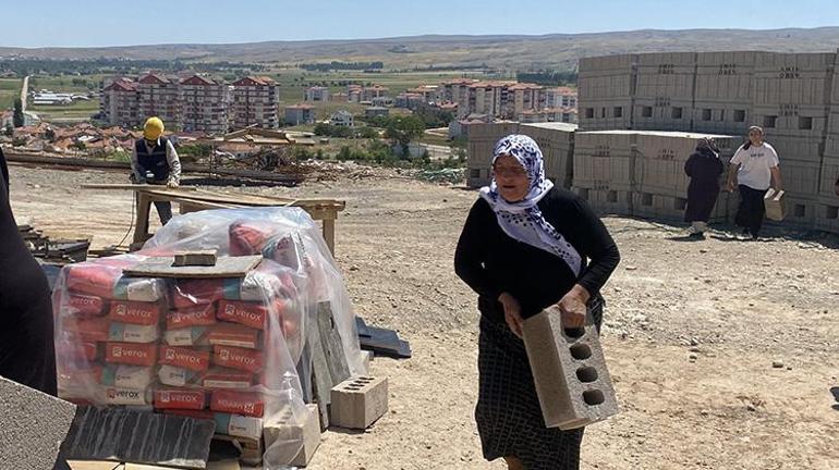 Sivasta cami inşaatı için kadınlar da ellerini taşın altına koydu