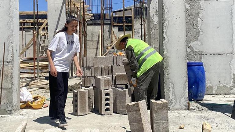 Sivasta cami inşaatı için kadınlar da ellerini taşın altına koydu