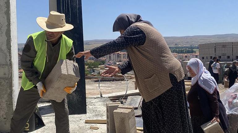 Sivasta cami inşaatı için kadınlar da ellerini taşın altına koydu