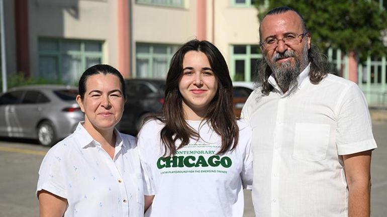 Edirnede kızlarına destek olmak isteyen anne ve babası YKS sınavına girdi