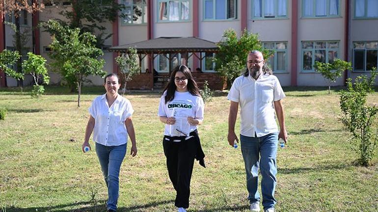 Edirnede kızlarına destek olmak isteyen anne ve babası YKS sınavına girdi