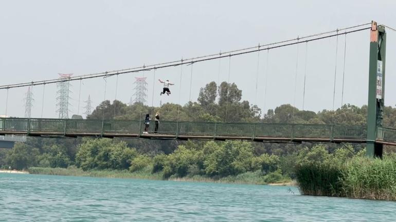 Adanada gençlerden tehlikeli eğlence Köprü yetmedi, halatlarına tırmanıp atladılar