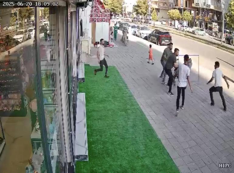 Midyatta çıkan kavga can aldı Dengesini kaybedip yola düştü araç üstünden geçti