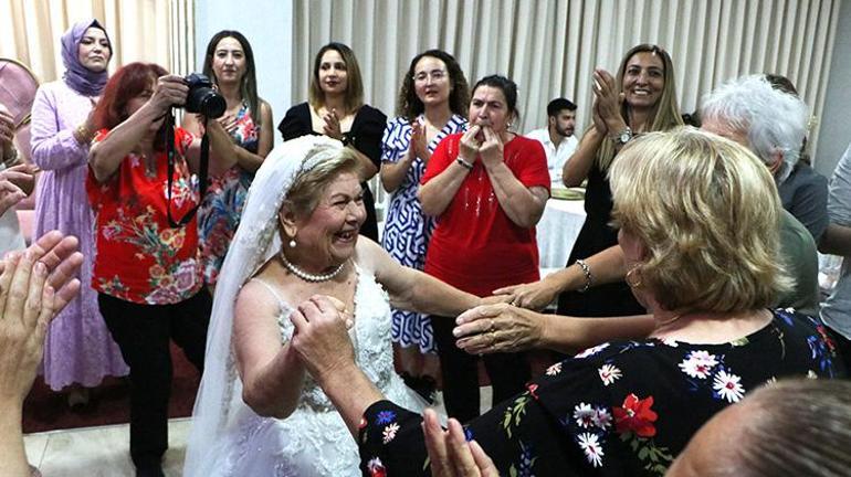 Adanada gelinlik giyme hayalini damatsız gerçekleştiren yaşlı kadından acı haber Huzurevinden çıktı bakkala gideceğim dedi