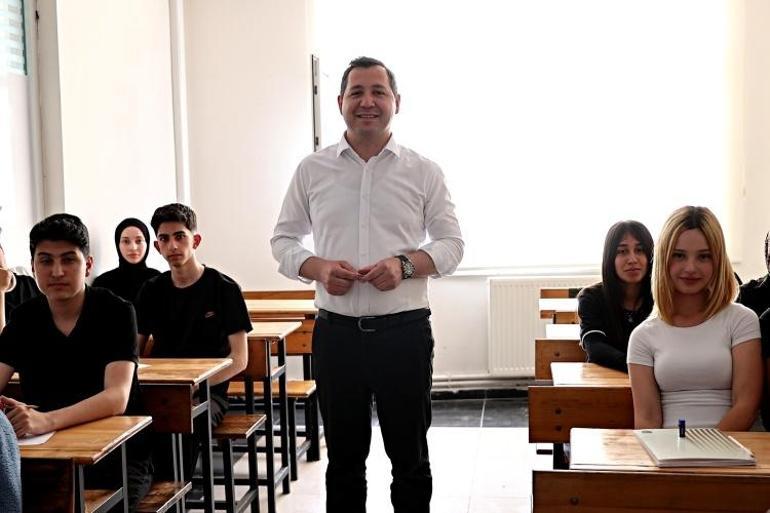 Belediye başkanından İngilizce eğitim: Ücretsiz her gün derse katılıyor