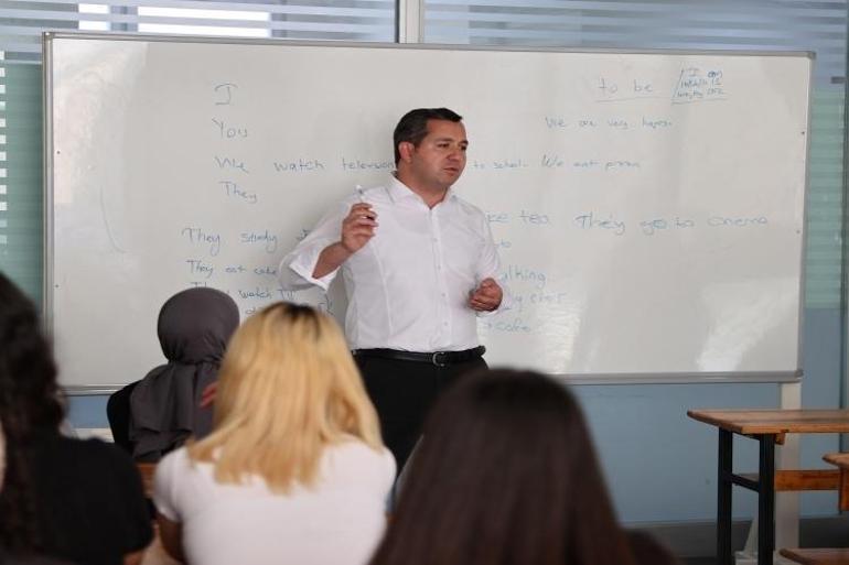 Belediye başkanından İngilizce eğitim: Ücretsiz her gün derse katılıyor