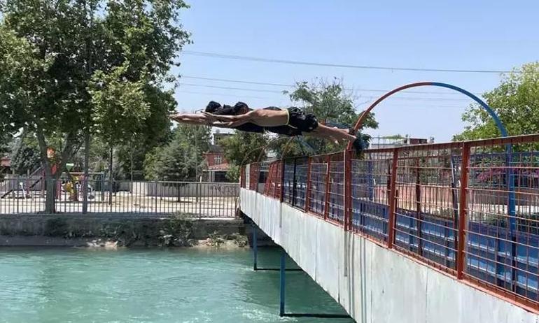 Adana alev alev yanıyor Çocuklar tehlikeli serinlik oyunundan vazgeçti, sıcağa yeni çözüm buldular