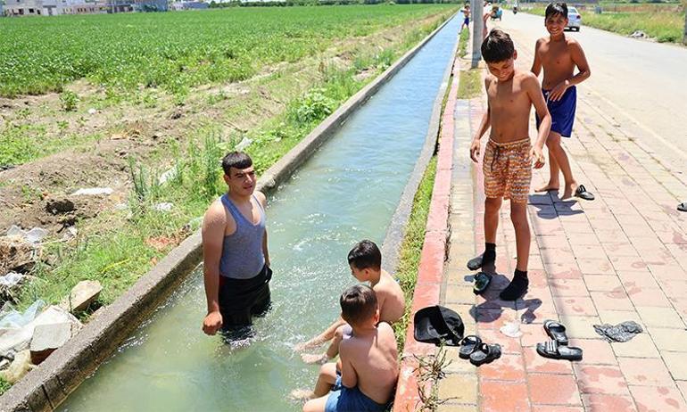 Adana alev alev yanıyor Çocuklar tehlikeli serinlik oyunundan vazgeçti, sıcağa yeni çözüm buldular