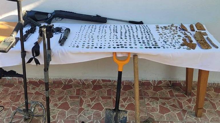 Tekirdağda eve giren jandarmalar kaçak servetle karşılaştı Yapılan aramada yüzlerce yasadışı ürün bulundu