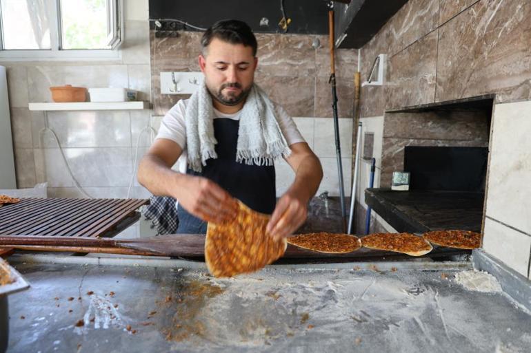 Adanayı kavurucu sıcaklar bastırdı, fırın ustalarının zorlu mesaisi başladı