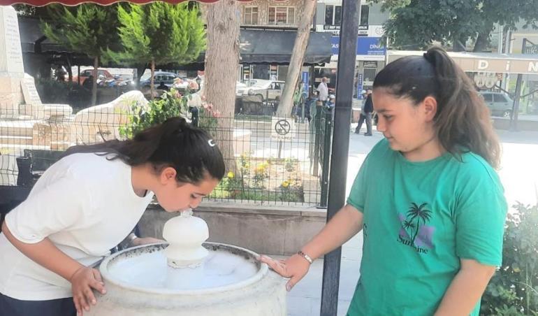 Afyonkarahisarda mahallenin ortasında çıktı Sıcak havalarda doğal yollardan serinliyorlar