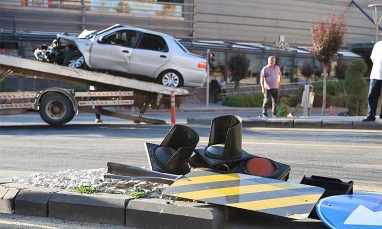 Alkollü sürücü trafik ışığına çarptı Anam babam beni böyle görmesin