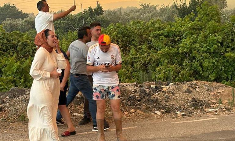 İzmirde üç ayrı orman yangını: Köye sıçradı Müdahale sürüyor