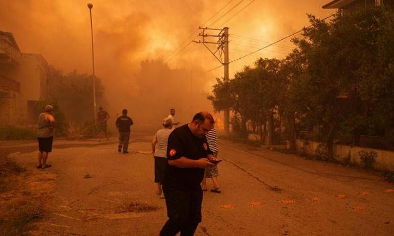 İzmirde üç ayrı orman yangını: Köye sıçradı Müdahale sürüyor