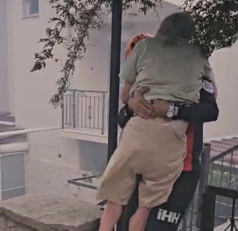 İzmirdeki yangından duygu dolu görüntüler Evinden çıkamayanlar böyle kurtarıldı