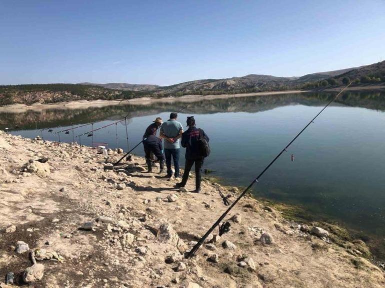 Konyada böylesi görülmedi: Su seviyesi yüzde 14e düşen barajda ortaya çıktı 10 kilo var