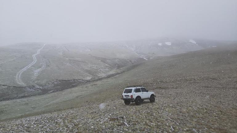 Bir ilimizde yaz ortasında kar sürprizi Görenler gözlerine inanamadı