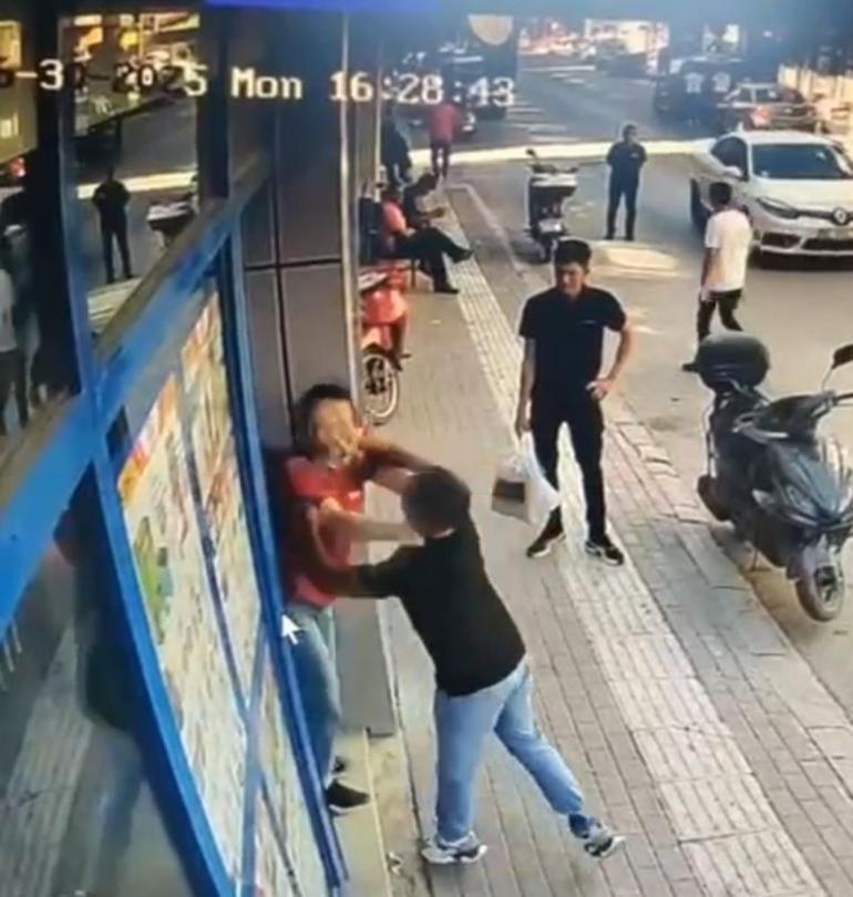 Bursada şok görüntüler: Para üstü tartışması kavgaya dönüştü, kadın kasiyere yumruk attı