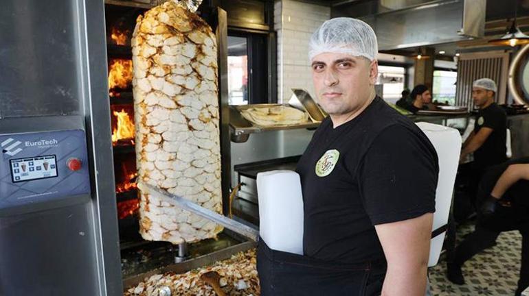 Termometreler 40 dereceyi aştı Dönercilerden Adana usulü serinleme yöntemi Günde dört kere değiştiriyorlar