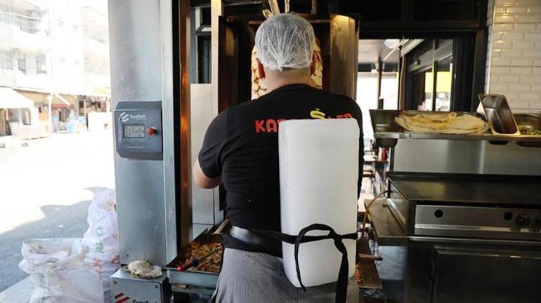 Termometreler 40 dereceyi aştı Dönercilerden Adana usulü serinleme yöntemi Günde dört kere değiştiriyorlar