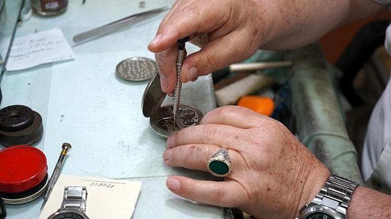 Antalyanın son saat ustası Asırlık meslekte 200 çırak yetiştirdi, şimdi kimseyi bulamıyor