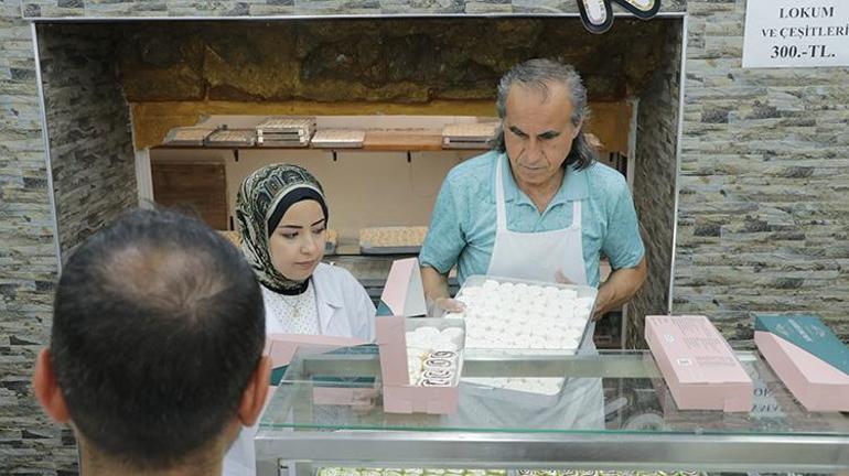 50 yıllık ustadan Kayserinin asırlık çarşısında bir ilk İmalathaneyi dükkanın önüne taşıdı, herkes onu izliyor