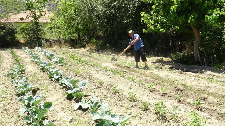 Emekli olduktan sonra köyüne yerleşti, bakır çubuklarla köyünün kaderini değiştirdi Tek hamlede su sıkıntısı bitti
