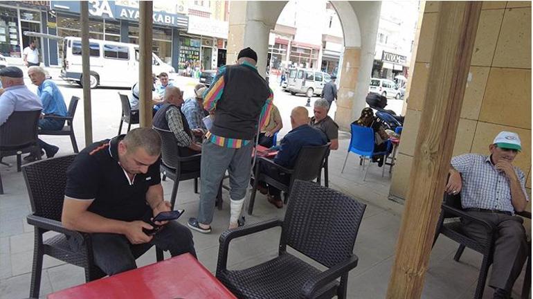 Çankırı zabıtası dilenci rolüne girdi 10 dakikada yemek parasını topladı; gerçek dilenci ile sürpriz karşılaşma