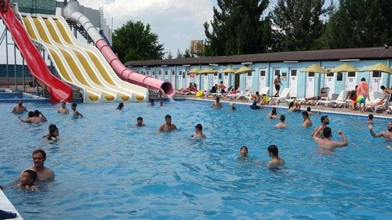 Şifalı sulara akın var: Kütahyada termal havuzlar sıcaklardan bunalanların adresi oldu