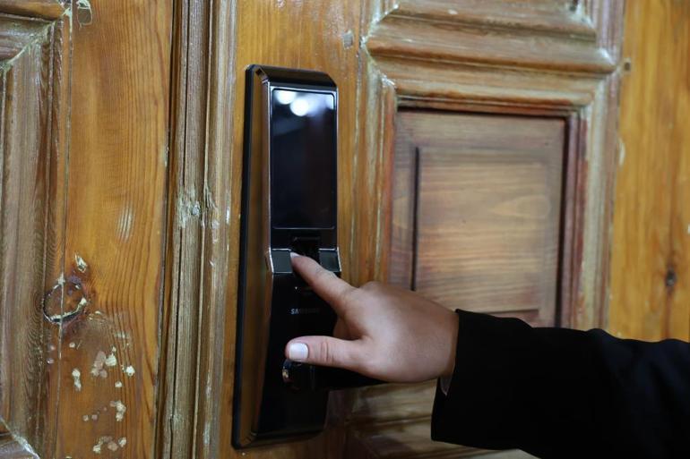 Sivasta bu kütüphanenin koruması bankaları aratmıyor: Aynı anda tek kişi içeri giremiyor