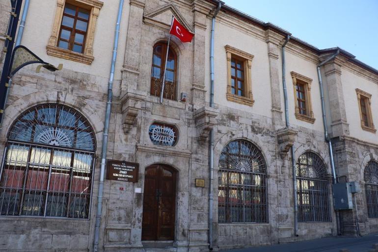 Sivasta bu kütüphanenin koruması bankaları aratmıyor: Aynı anda tek kişi içeri giremiyor
