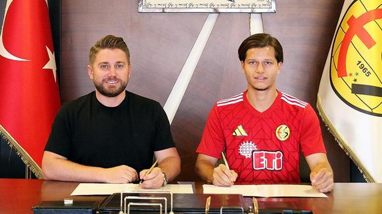 Eskişehirspor bir şampiyonu daha renklerine bağladı