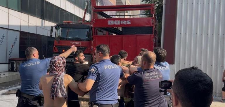 Yangın yerinde ortalık karıştı İtfaiyeci darbedildi, polis müdahale etti