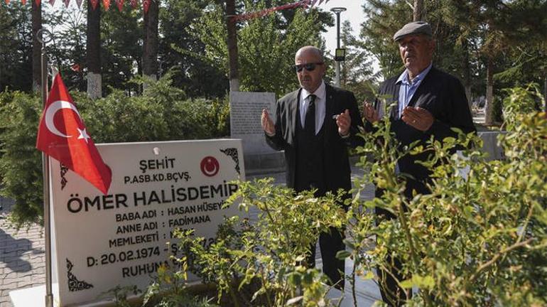 Emekli Korgeneral Zekai Aksakallı, şehit Ömer Halisdemirin mezarını ziyaret etti