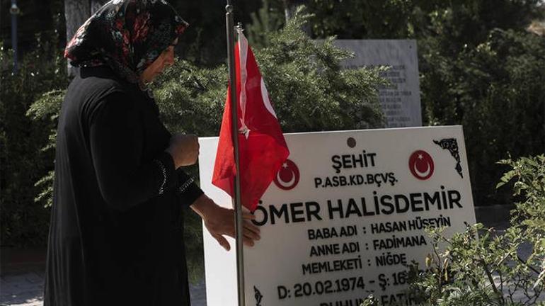 Emekli Korgeneral Zekai Aksakallı, şehit Ömer Halisdemirin mezarını ziyaret etti