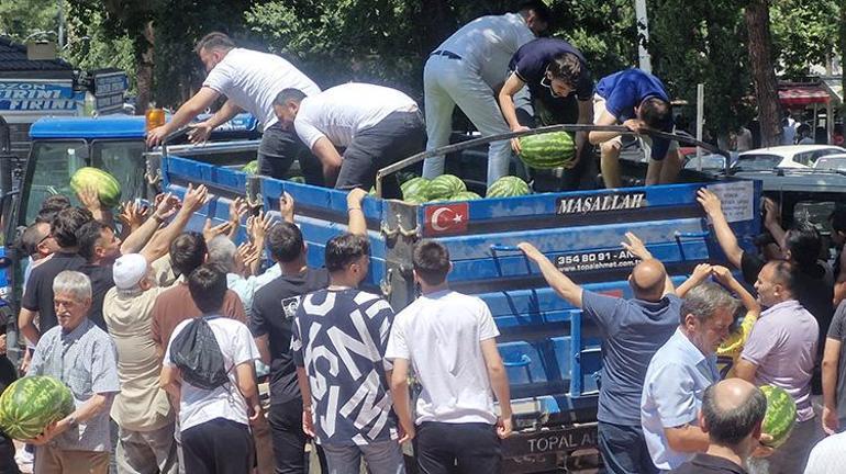 Tokatta ölen yakınları için 15 ton karpuz dağıttılar