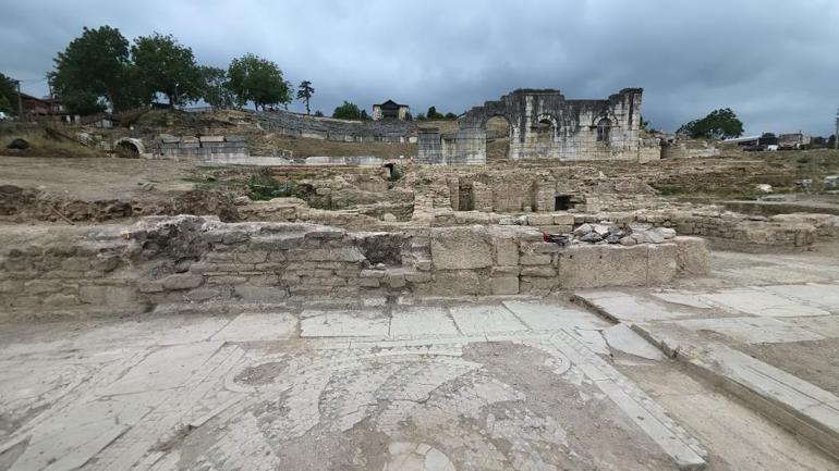 Eski döneme ışık tutacak Kazmayı vurdukça tarih çıkıyor