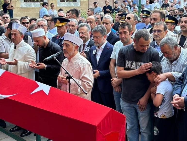 Yangın şehidinin oğlu sözleriyle yürekleri dağladı Baba, ben sensiz ne yapacağım diye feryat etti