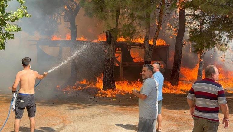 Son 95 yılın sıcaklık rekoru kırıldığı Antalyada orman yangını fırtınası