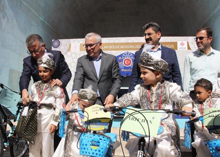 Sivasta eşsiz miras yaşatılıyor Hayır şartı gereği sünnet şöleni gerçekleştirildi