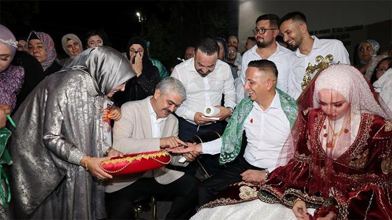 Türkiye de bir ilk Personelinin düğün kınasını belediye başkanı yaktı