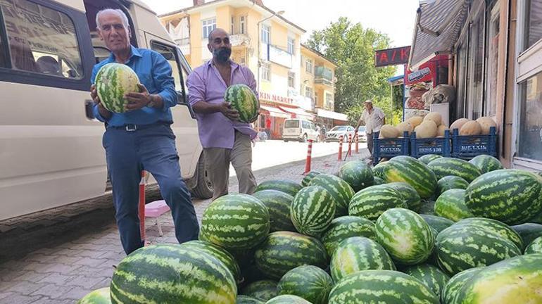 Tüm bildiğiniz karpuzları unutun: Su kullanılmıyor Tuncelini damak çatlatan lezzeti Hıdıroz çarşı pazarda yerini aldı