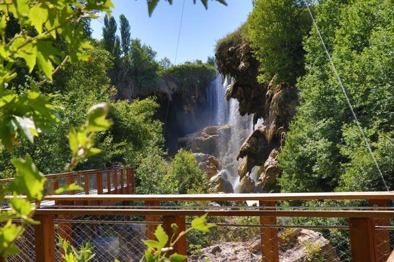 Konyadaki Yerköprü Şelalesi güzelliğiyle büyülüyor Yaz sıcaklarında serinliğin adresi oluyor