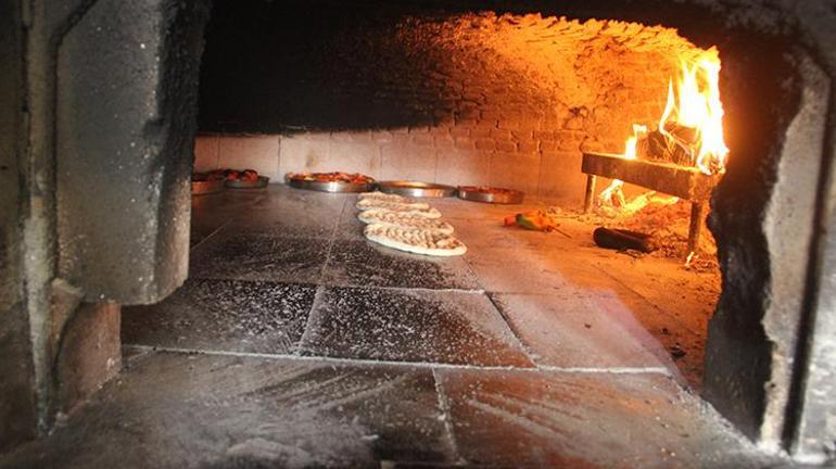 Haliliye ilçes Osmangazi Mahallesinde faaliyet gösteren taş fırında çalışan 35 yıllık fırın ustası Derviş Cenağ, \