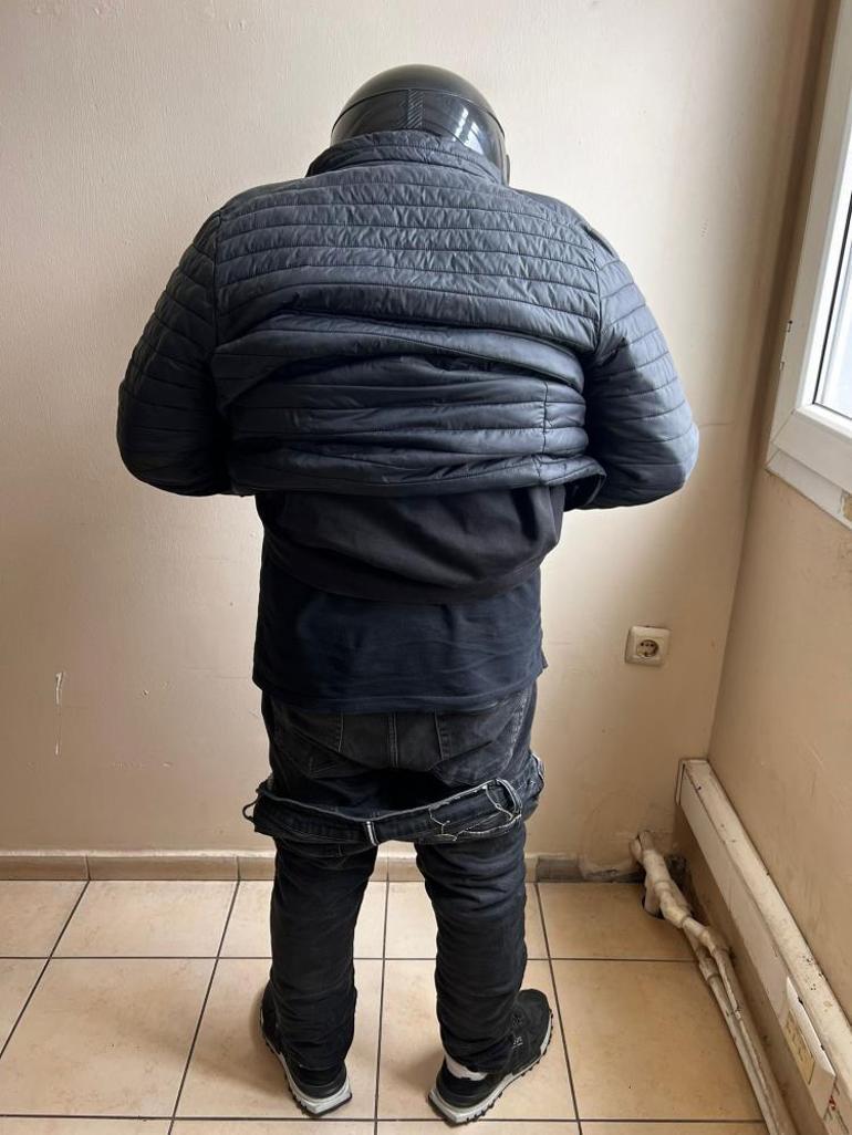 Adana sıcağında yaz ortasında montla trafiğe çıktı Polis fark edince gerçek ortaya çıktı