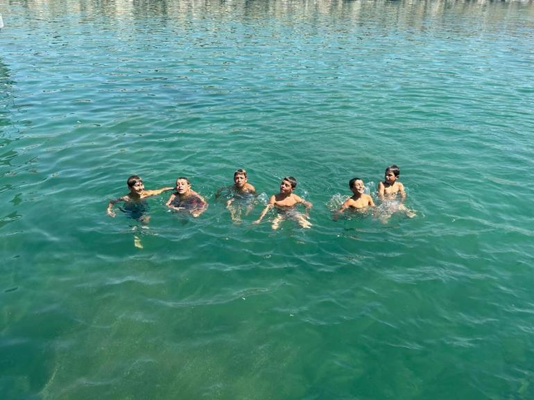 Van Gölüne girenler gözlerine inanamıyor Çocukların saçları altın rengine döndü: Kışın Ronaldo, yazın Osimheniz